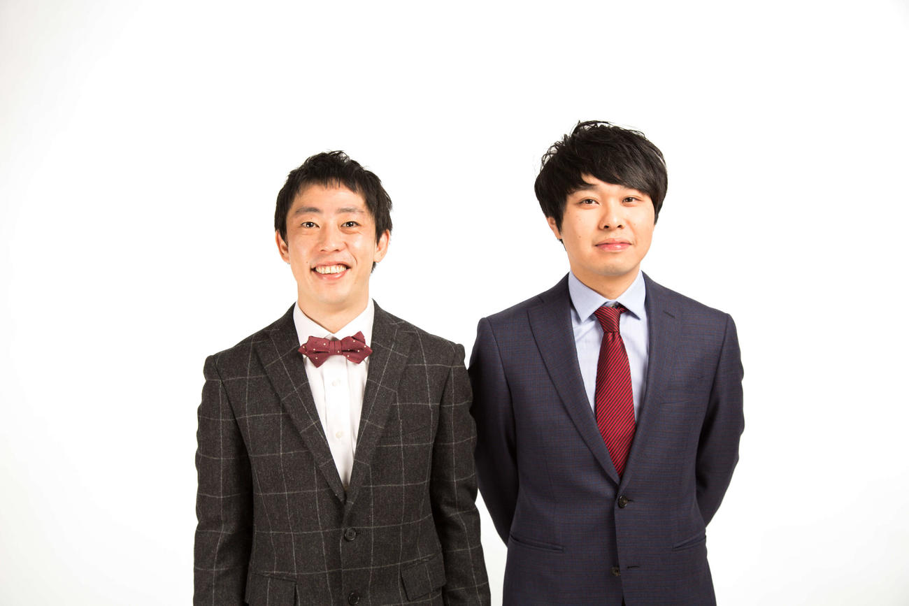 「村西とおるの『裸王』～裸芸人たちによるナイスな頂上決戦～」の生配信でMCを務める森田哲矢（左）と東ブクロ