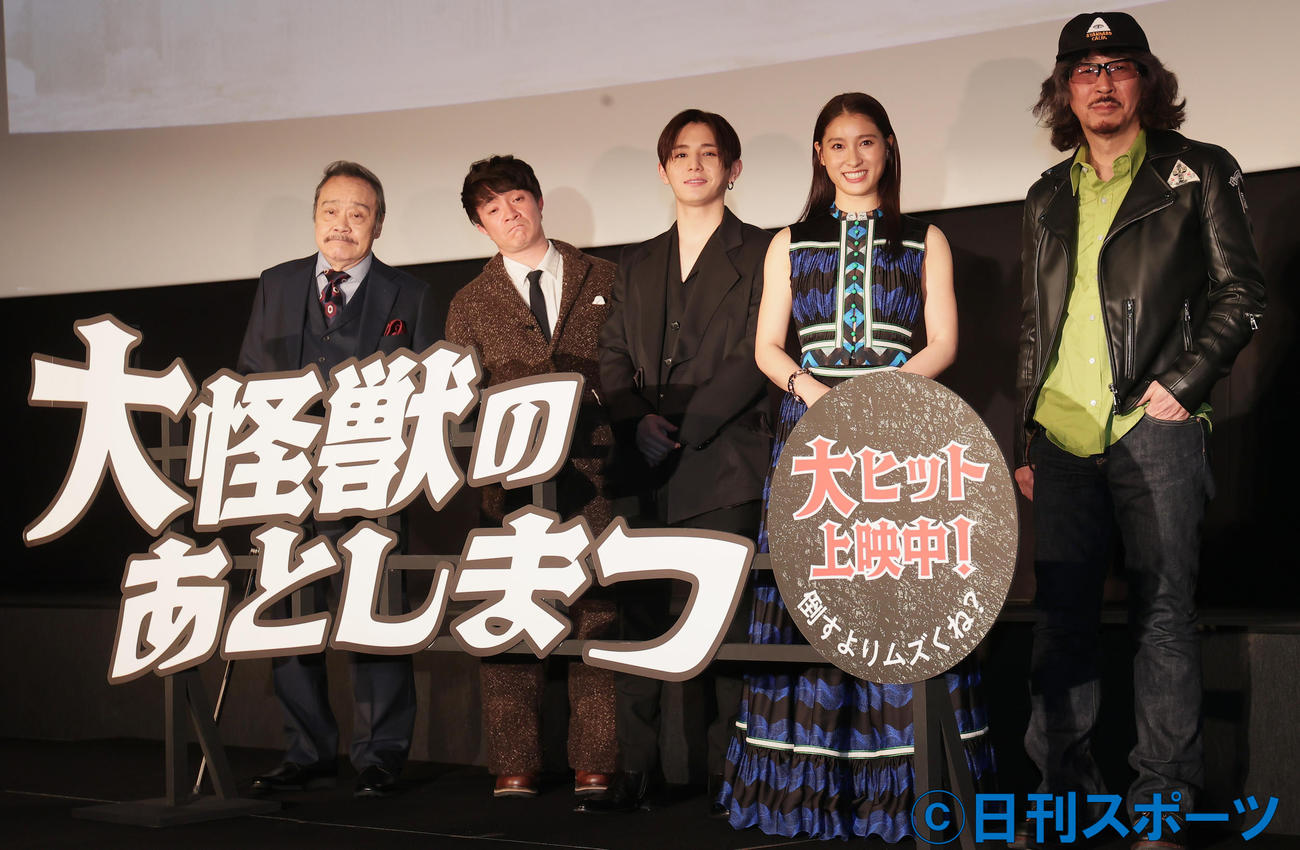 映画「大怪獣のあとしまつ」公開初日舞台あいさつを行った左から西田敏行、濱田岳、山田涼介、土屋太鳳、三木聡監督（撮影・野上伸悟）
