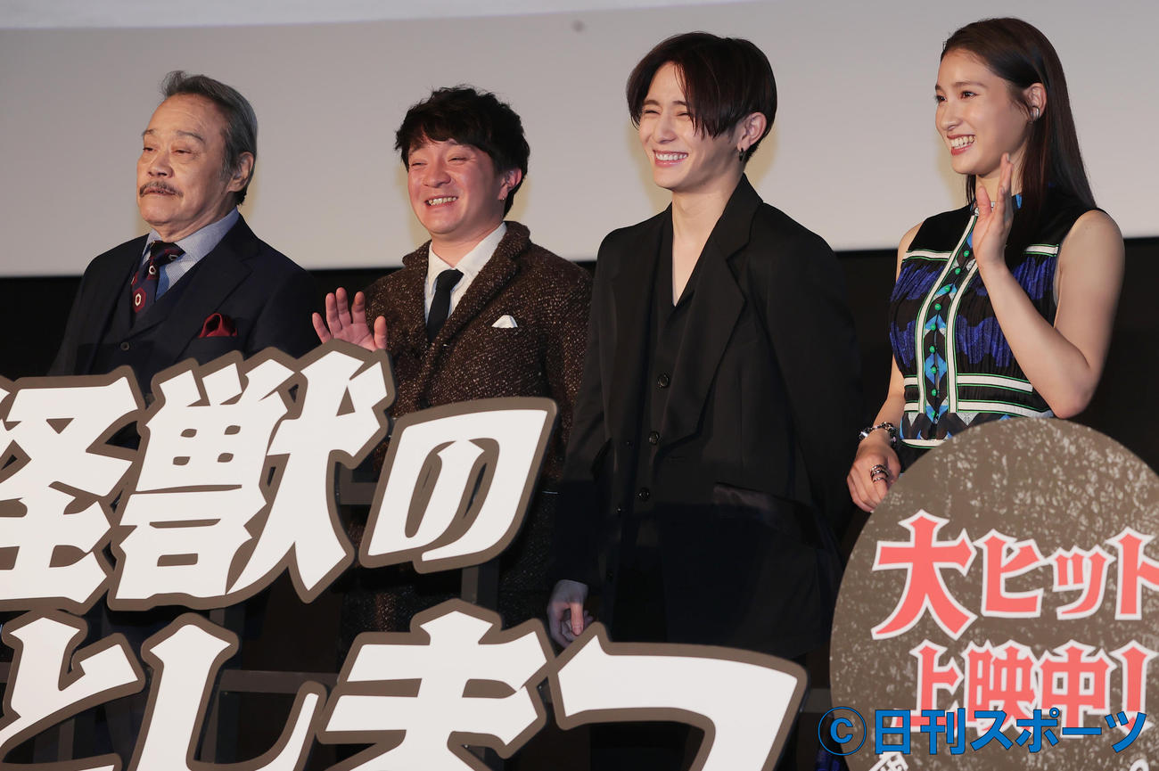 映画「大怪獣のあとしまつ」公開初日舞台あいさつを行った左から西田敏行、濱田岳、山田涼介、土屋太鳳（撮影・野上伸悟）