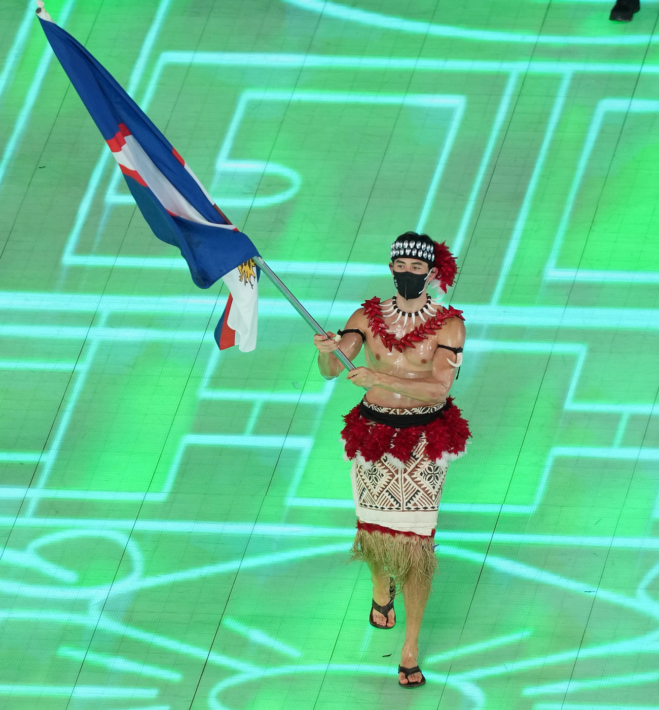 北京五輪開会式で鍛え上げた筋肉を見せ入場するサモアの選手（撮影・菅敏）