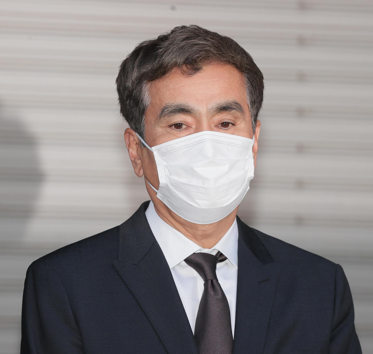 父石原慎太郎氏の死去を受け、報道陣に対応する次男良純（撮影・野上伸悟）