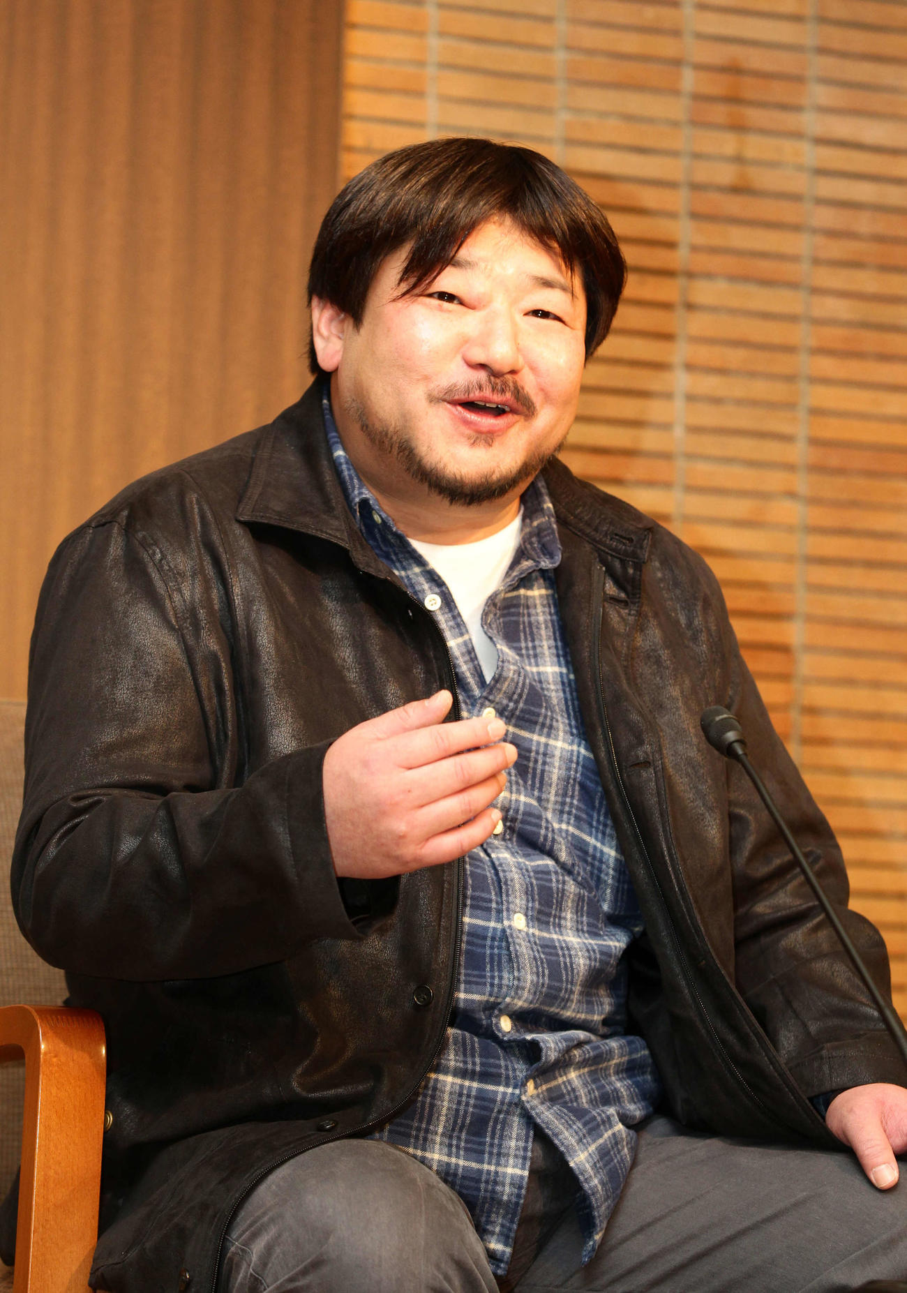 11年1月、「苦役列車」で芥川賞を受賞し、笑顔で喜びを語る西村賢太さん