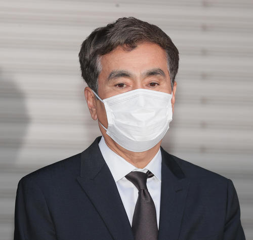 父石原慎太郎氏の死去を受け、報道陣に対応する次男良純（撮影・野上伸悟）