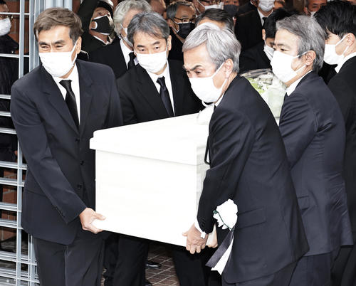 石原慎太郎氏の棺を運び出す左から次男・良純、四男・延啓氏、長男・伸晃氏、三男・宏高氏（撮影・中島郁夫）