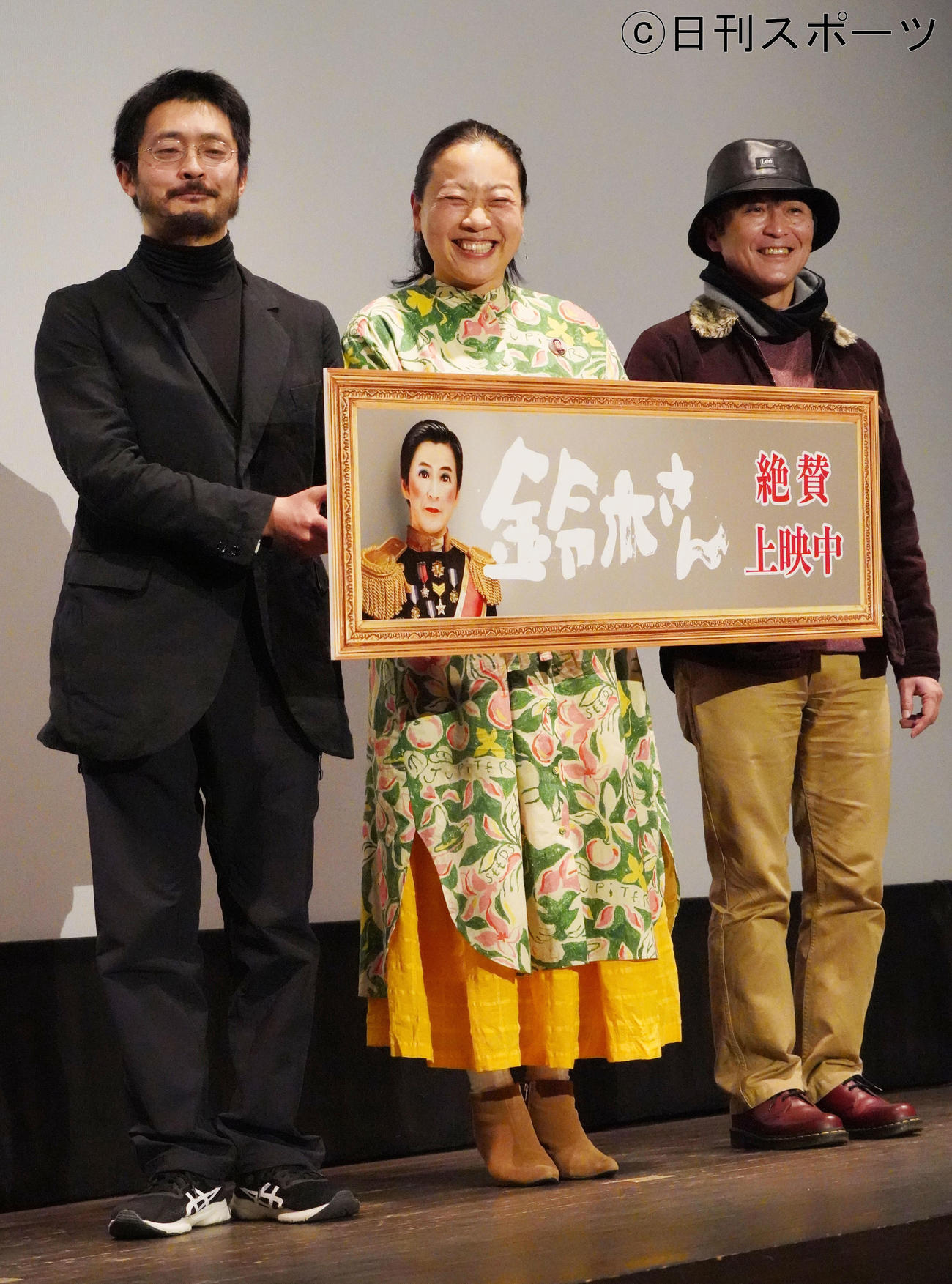 映画「鈴木さん」の公開記念舞台あいさつに出席した、左から佐々木想監督、いとうあさこ、佃典彦（撮影・佐藤成）