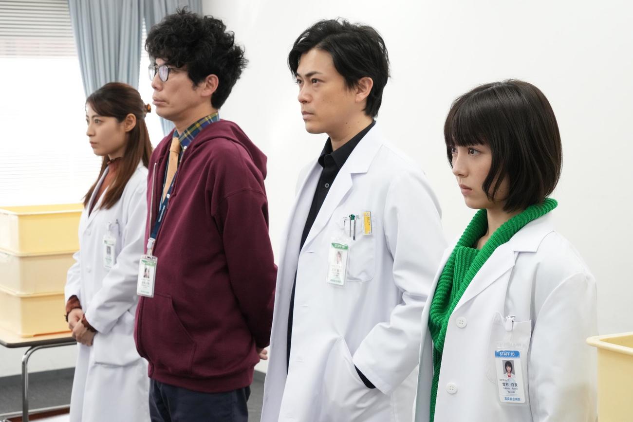 左からCDTリーダーの高森麻里亜（瀧本美織）、メンバーの西島耕助（片桐仁）、夏樹拓実（勝地涼）、雪村白夜（浜辺美波）（C）カンテレ