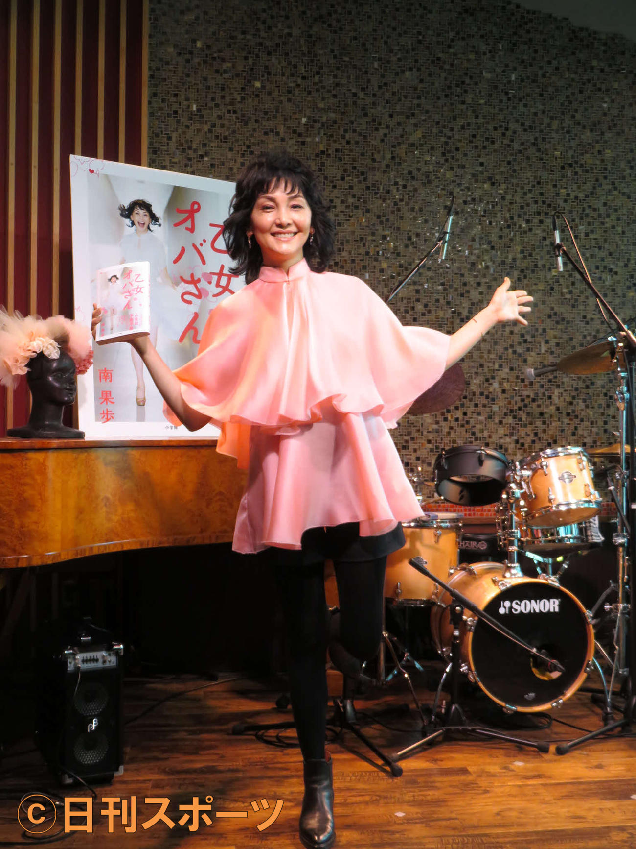 エッセー発売を記念したトーク＆ライブを行った南果歩の乙女オバさんポーズ
