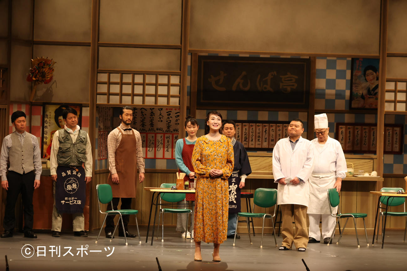 吉本新喜劇、松竹新喜劇の面々と喜劇に臨んだ市川由紀乃（中央）