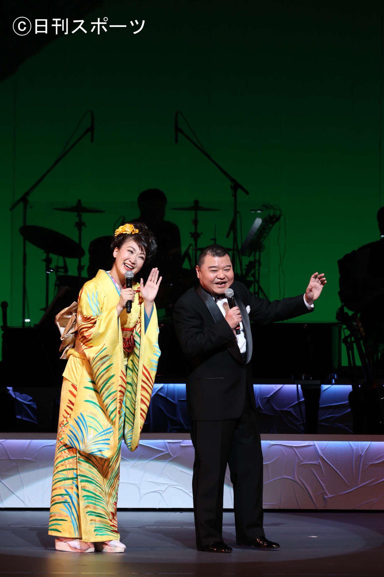 川畑泰史（右）とのデュエットも披露した市川由紀乃