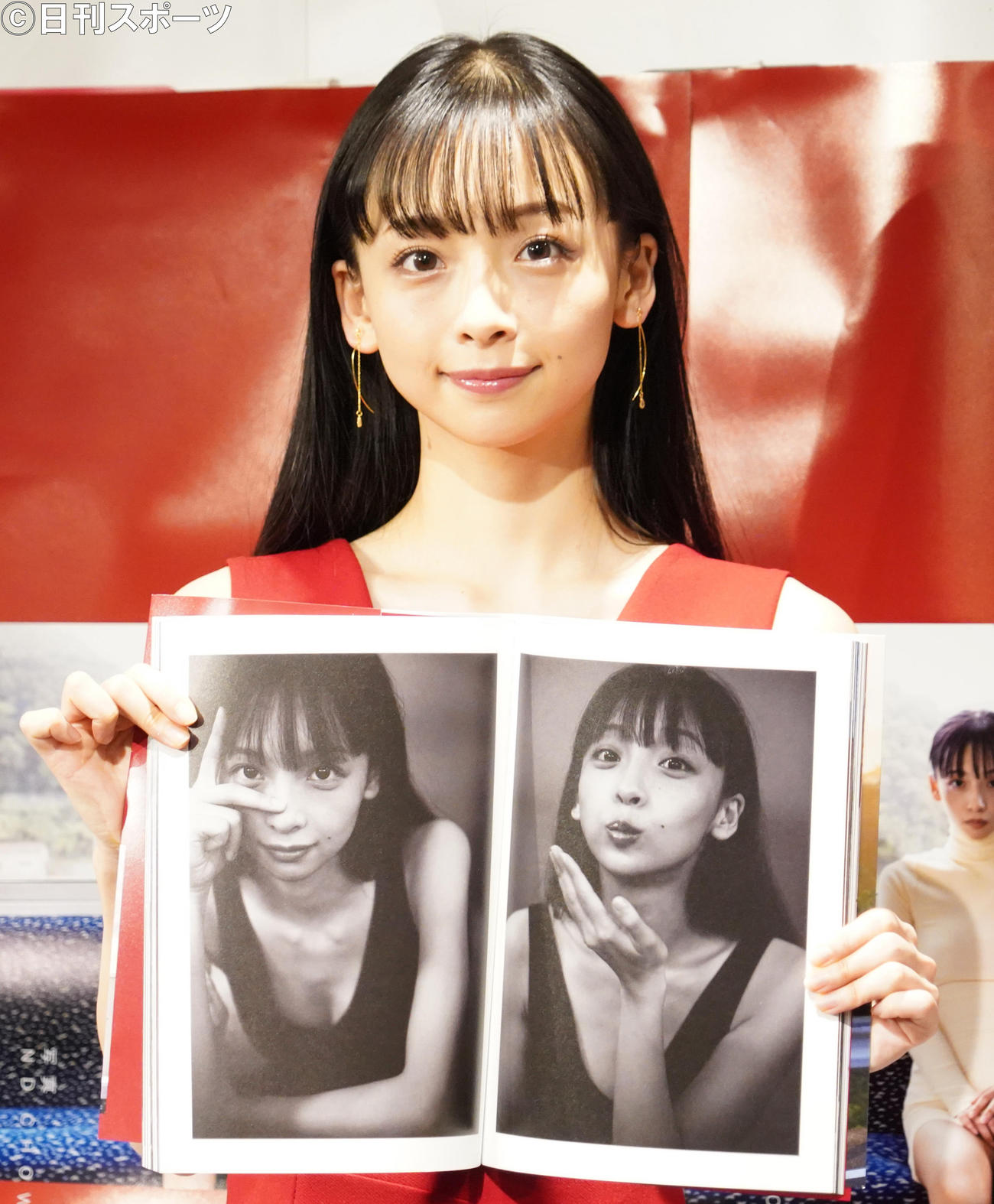 初の写真集「月刊　華村あすか・今」の発売記念会見を行った華村あすか（撮影・佐藤成）