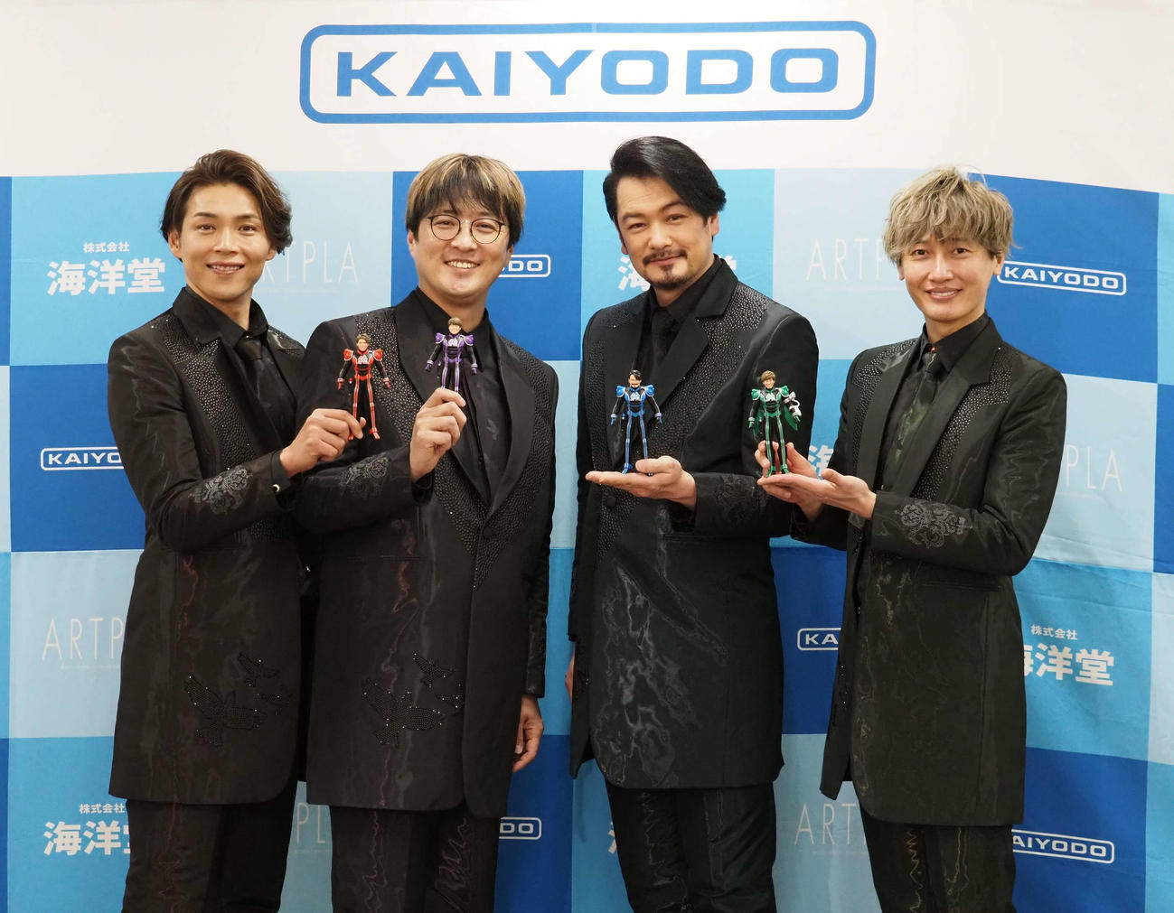 ワンダーフェスティバルで「純烈＆純烈ジャーSPステージ」を行った純烈。左から白川裕二郎、酒井一圭、小田井涼平、後上翔太