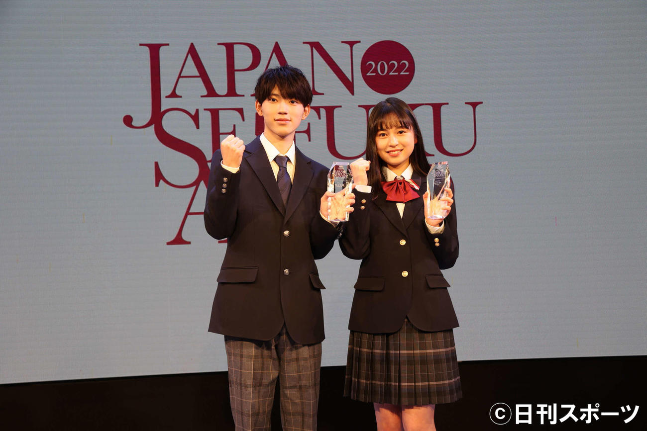 「第9回日本制服アワード」でグランプリに決まった明石光輝（左）と織田ひまり