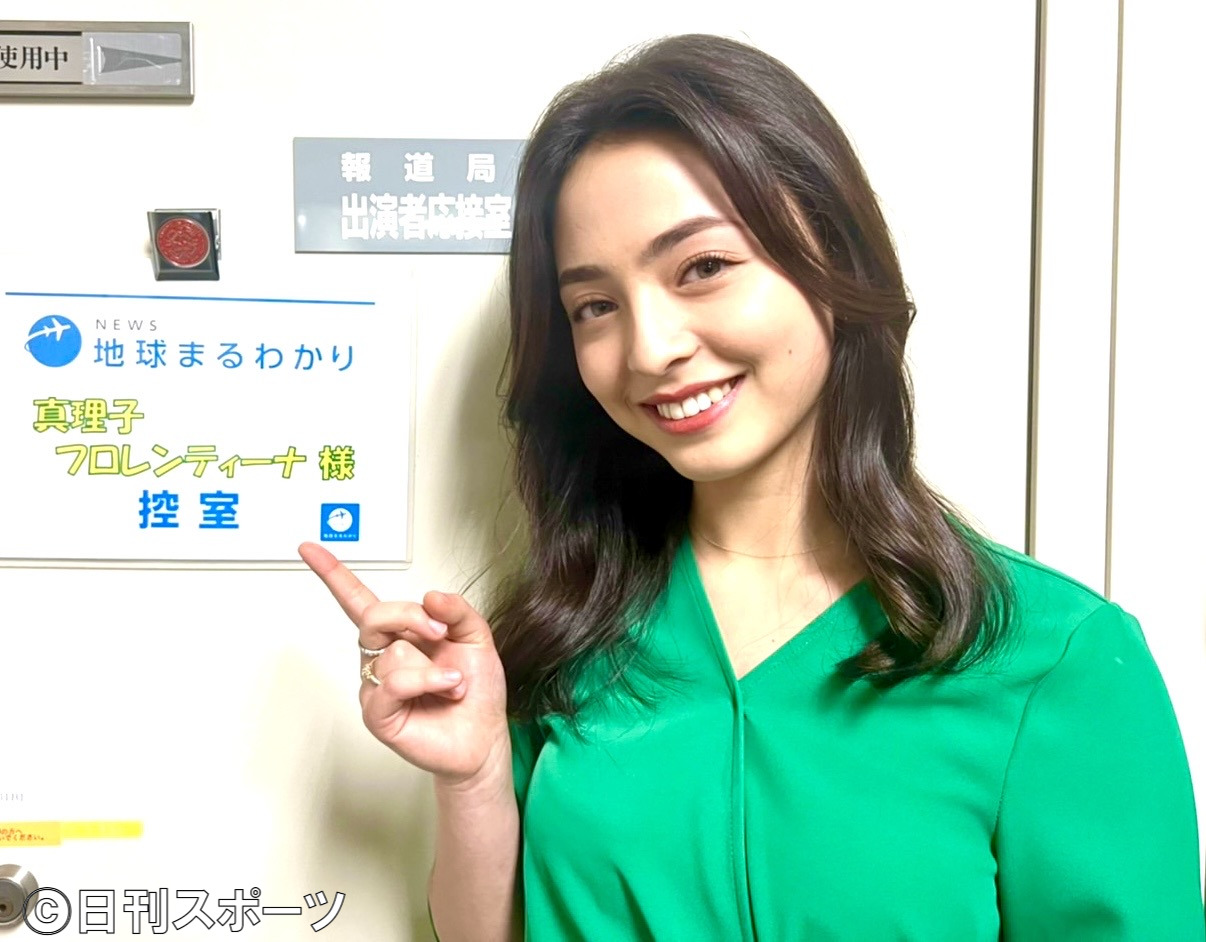 本番前に出演者控え室の前で笑顔を見せる真理子フロレンティーナ