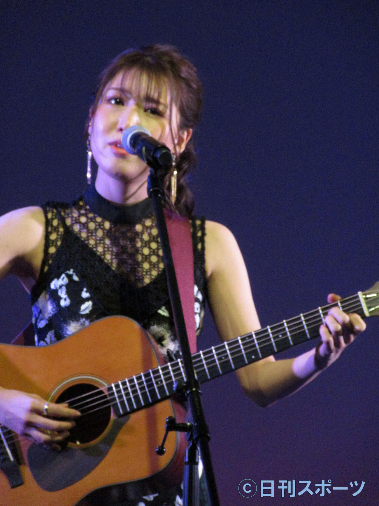 “平成のおんなギター流し”と呼ばれる異色の経歴を持つおかゆ