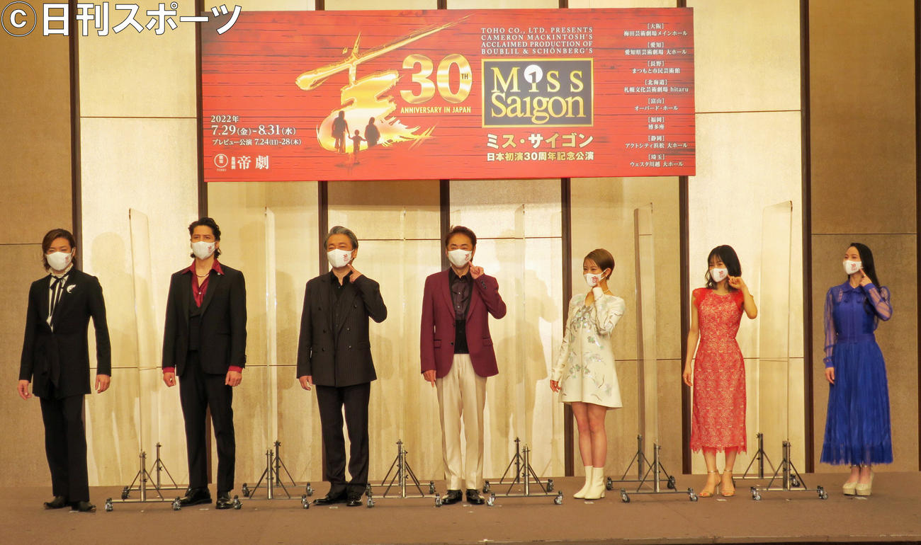 ミュージカル「ミス・サイゴン」制作発表会で。左から、東山義久、伊礼彼方、駒田一、市村正親、高畑充希、昆夏美、屋比久知奈