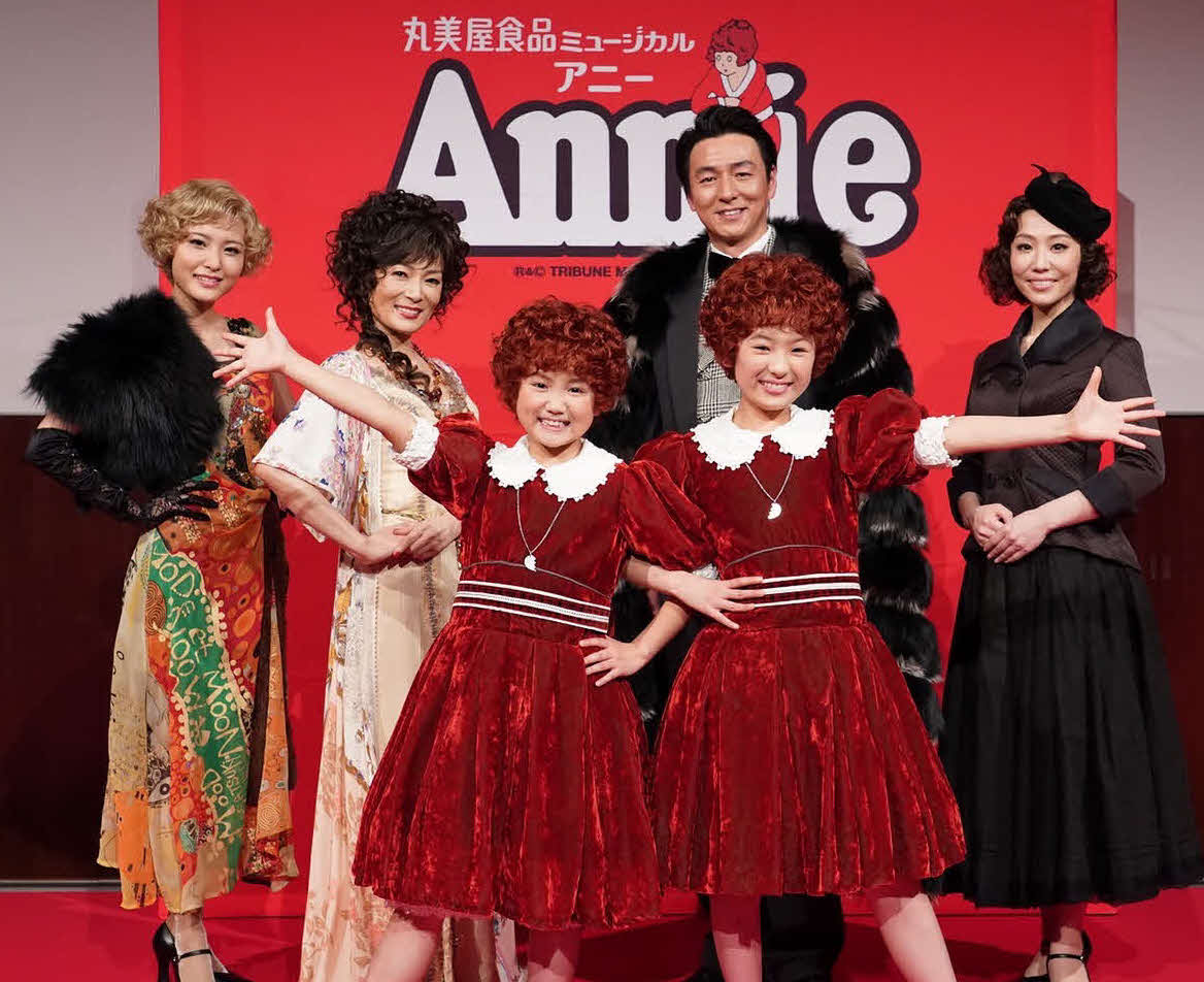 ミュージカル「アニー」の製作発表会見を行った後列左から、島ゆいか、マルシア、葛山信吾、笠松はる、前列左から山崎杏、山本花帆