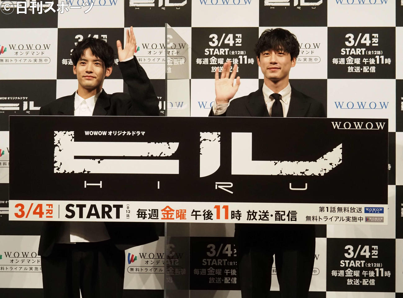 WOWOWオリジナルドラマ「ヒル」完成報告会に出席した赤楚衛二（左）と坂口健太郎（撮影・遠藤尚子）