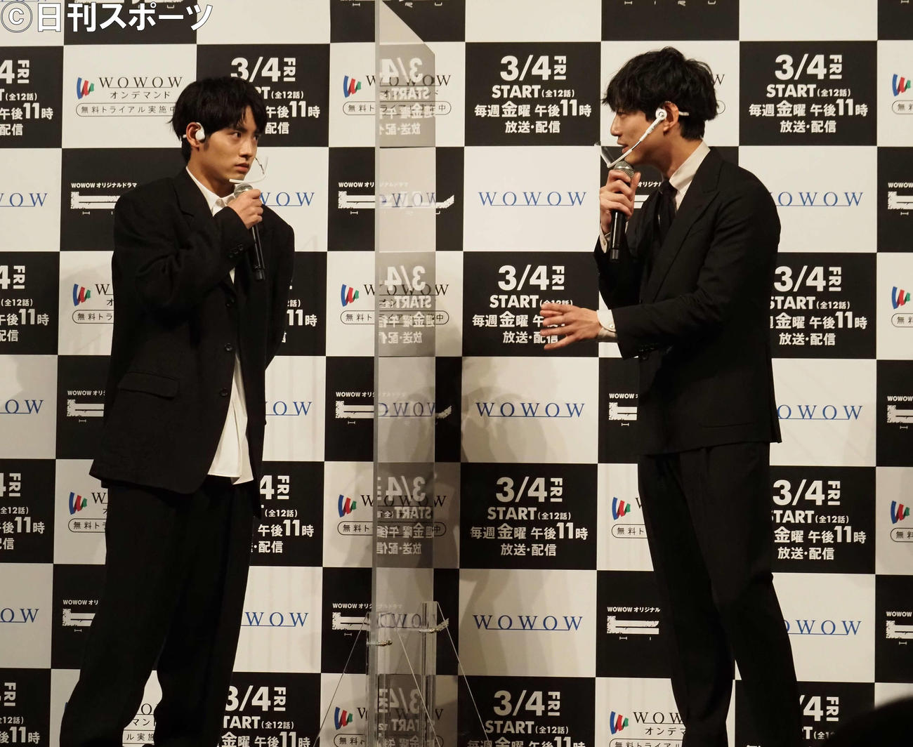 WOWOWオリジナルドラマ「ヒル」完成報告会に出席した赤楚衛二（左）と坂口健太郎（撮影・遠藤尚子）