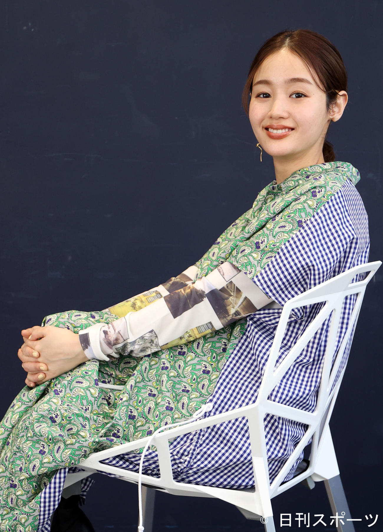 落ち着いた柔和な笑顔を見せる藤原さくら（撮影・狩俣裕三）