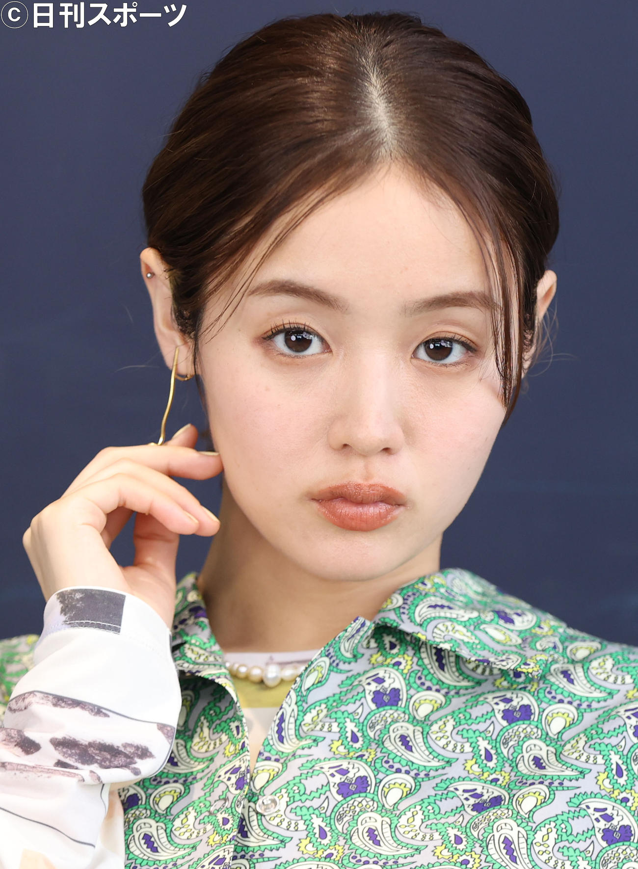 クールな表情を見せる藤原さくら（撮影・狩俣裕三）