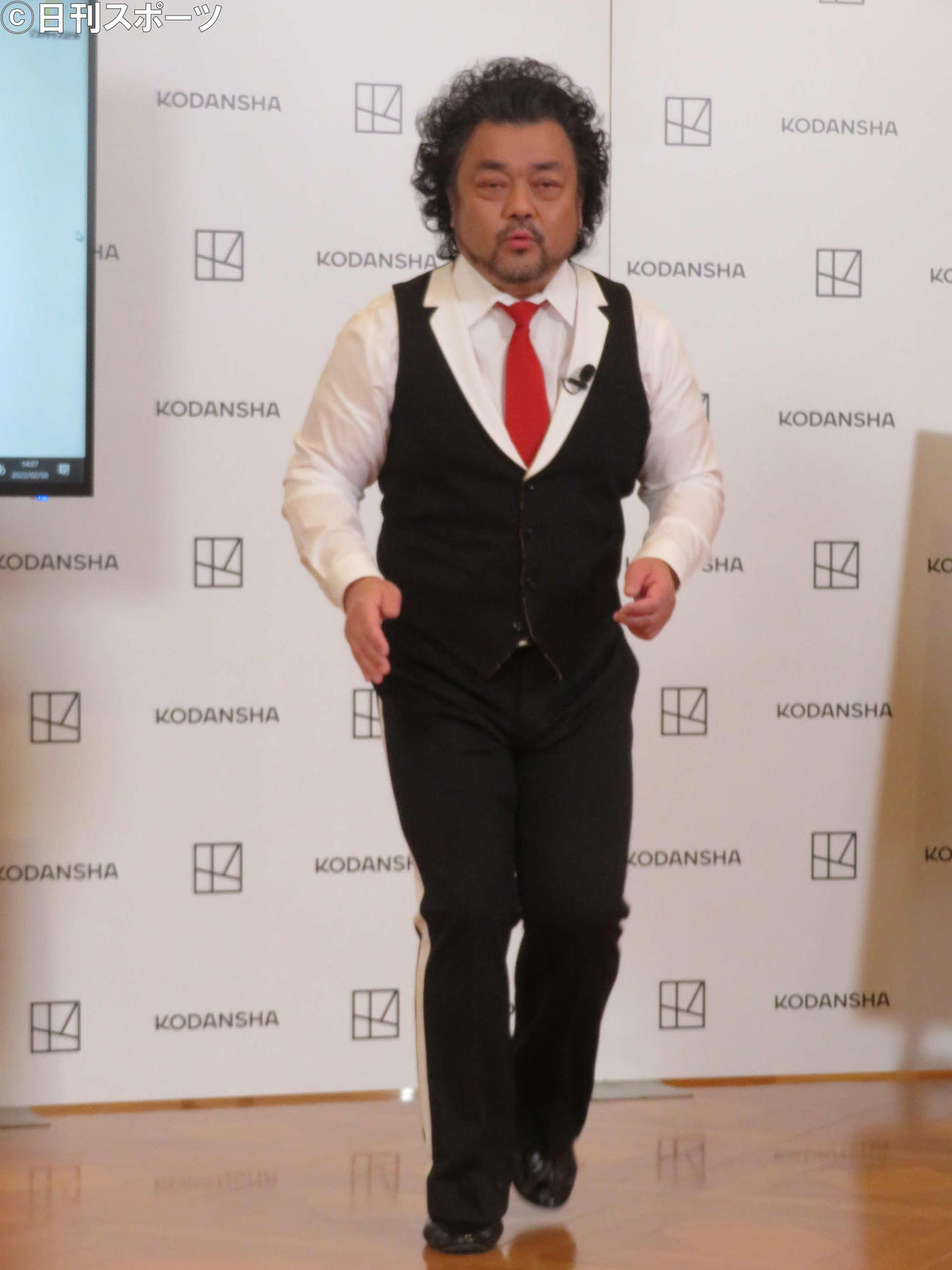 新著「パパイヤ鈴木の元気がでるダンス」発売記念囲み取材会で華麗なステップを披露するパパイヤ鈴木（撮影・村上幸将）