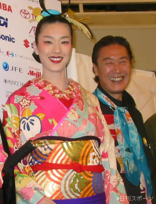 山本未来（左）と山本寛斎さん（2004年6月撮影）