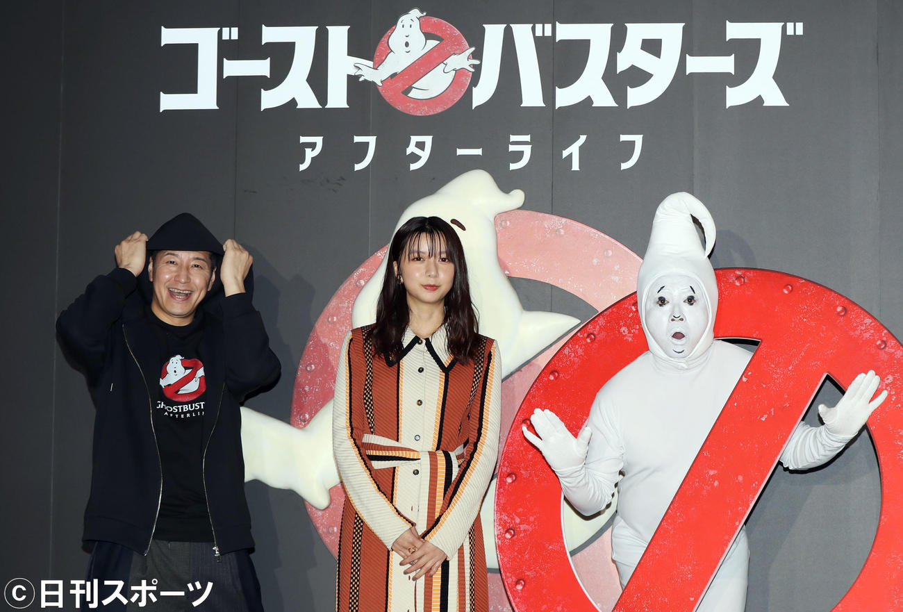 映画「ゴーストバスターズ　アフターライフ」の公開記念イベントで記念撮影する上白石萌歌。左はチョコレートプラネットの長田庄平、右は松尾駿（撮影・狩俣裕三）