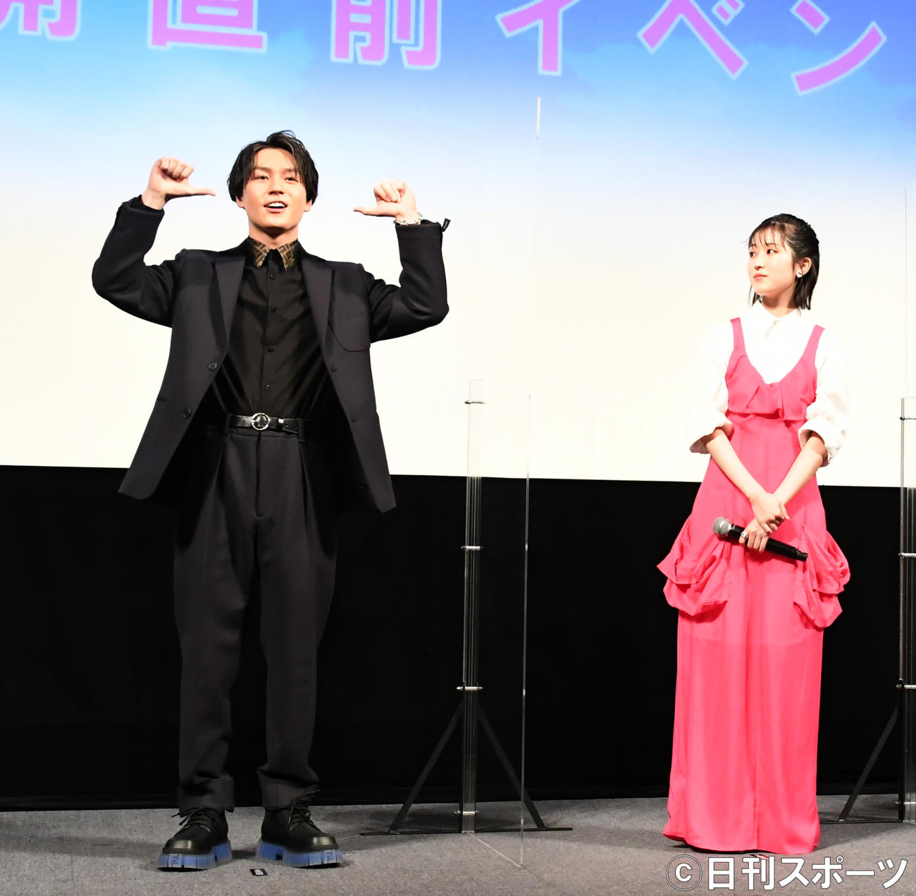 「君が落とした青空」のイベントで、振り付けを披露するTravis Japanの松本元太（左）と福本莉子（撮影・酒井清司）