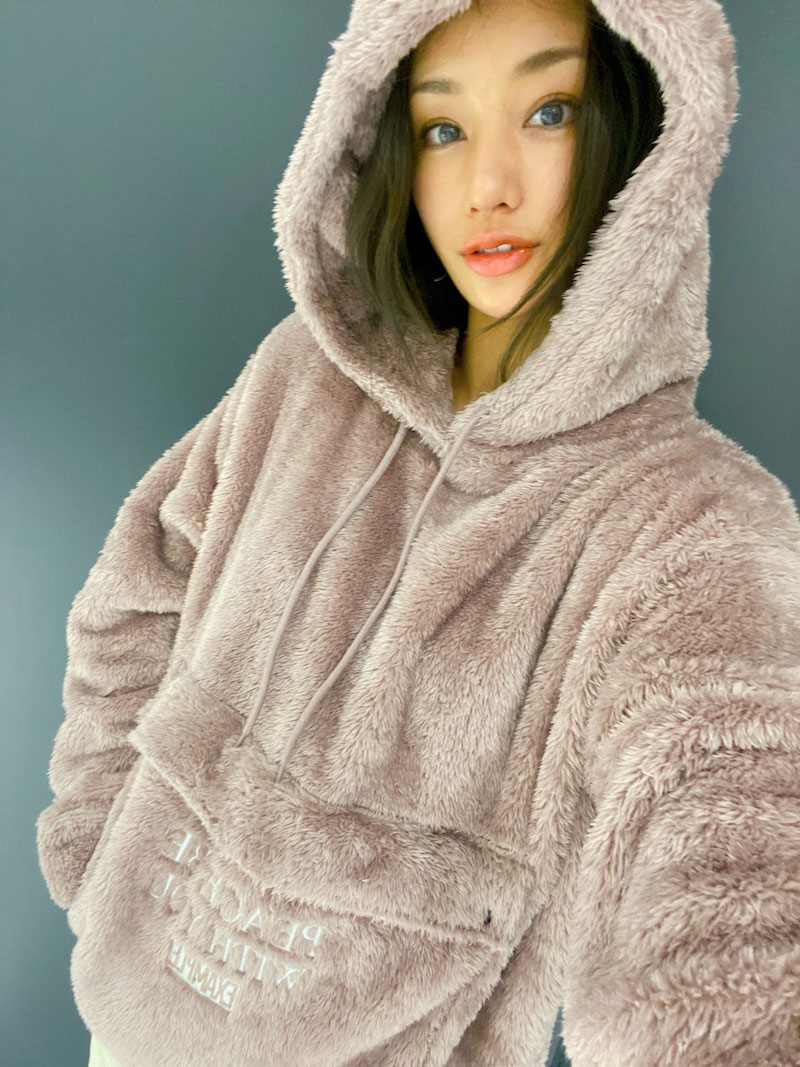 もこもこパーカのフードをかぶった写真を公開した高橋メアリージュン（高橋メアリージュン公式ブログより）