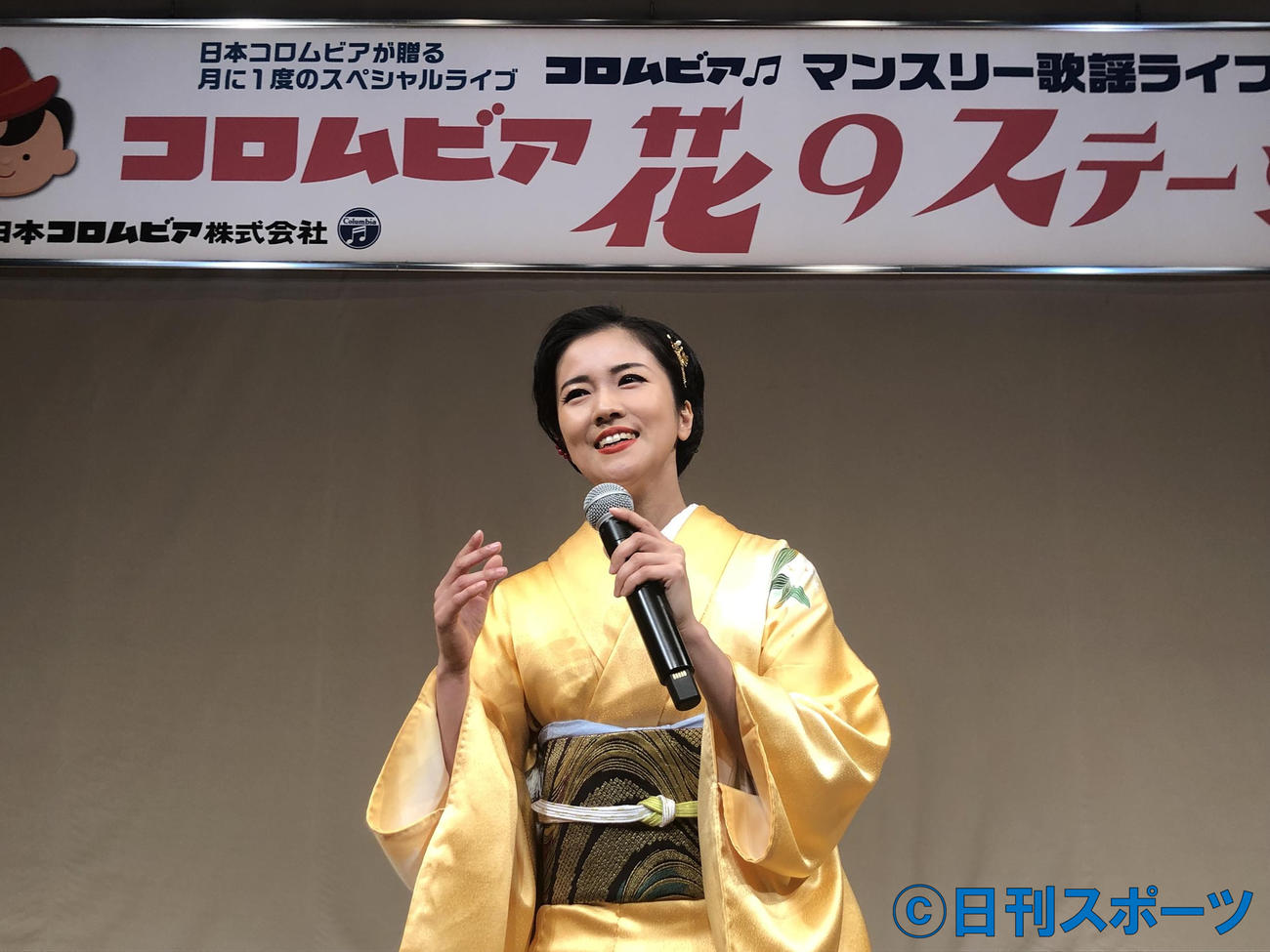 「コロムビア　マンスリー歌謡ライブ」で9日発売の新曲「再会橋で」をファンの前で初歌唱する出光仁美