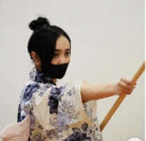 舞台「会津嶺の鐘」に向け、なぎなたの稽古をする脊山麻理子（本人インスタグラムから）