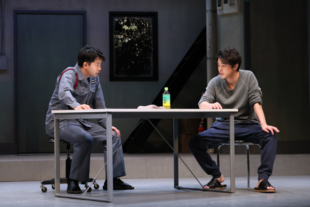 舞台「いのち知らず」より。左から、仲野太賀、勝地涼（撮影・宮川舞子）