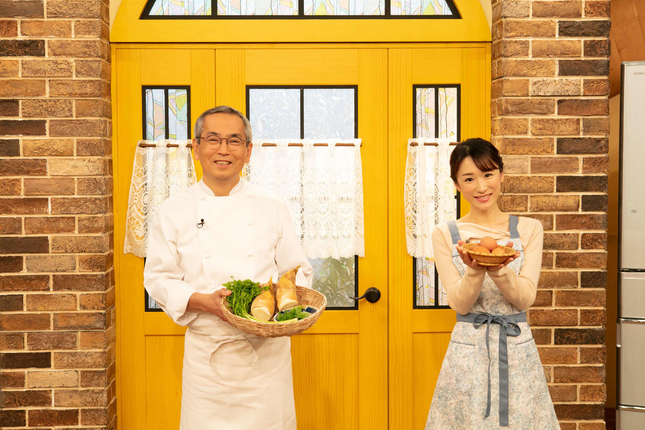 テレビ朝日系長寿料理番組「おかずのクッキング」の最終回収録を終えた、土井善晴氏（左）と堂真理子アナウンサー