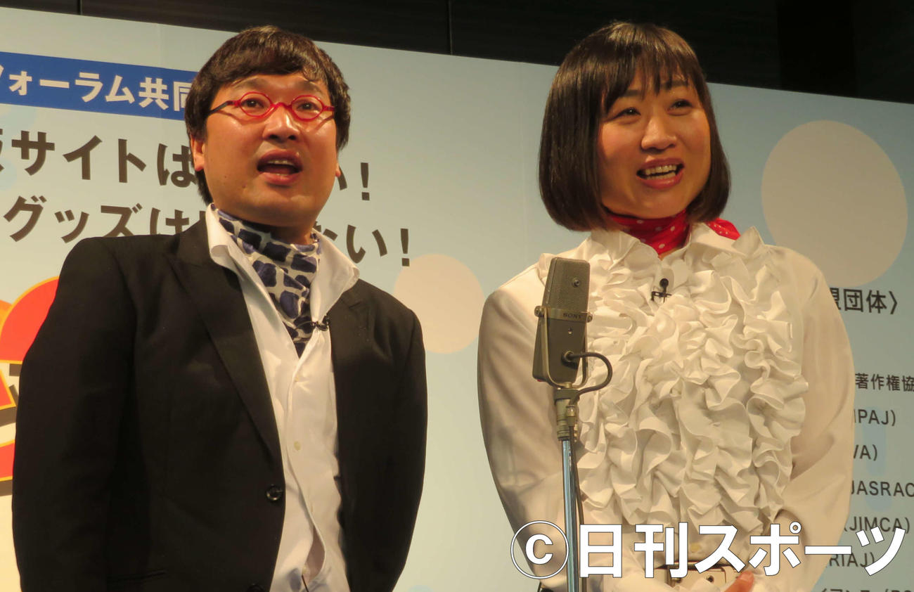 南海キャンディーズ山里亮太（左）。右は山崎静代（2018年5月撮影）