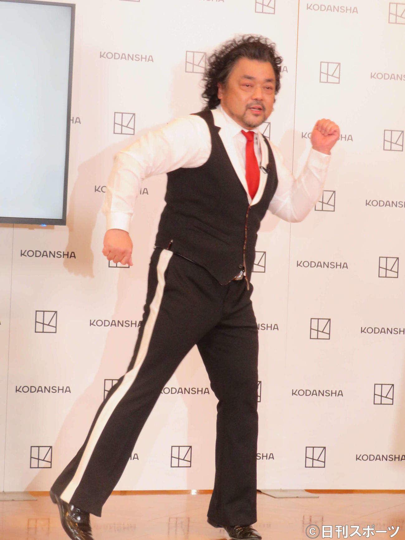 新著「パパイヤ鈴木の元気がでるダンス」発売記念囲み取材会で、フィギュアスケート選手が滑るようなダンスの動き「スケーター」を披露するパパイヤ鈴木（撮影・村上幸将）