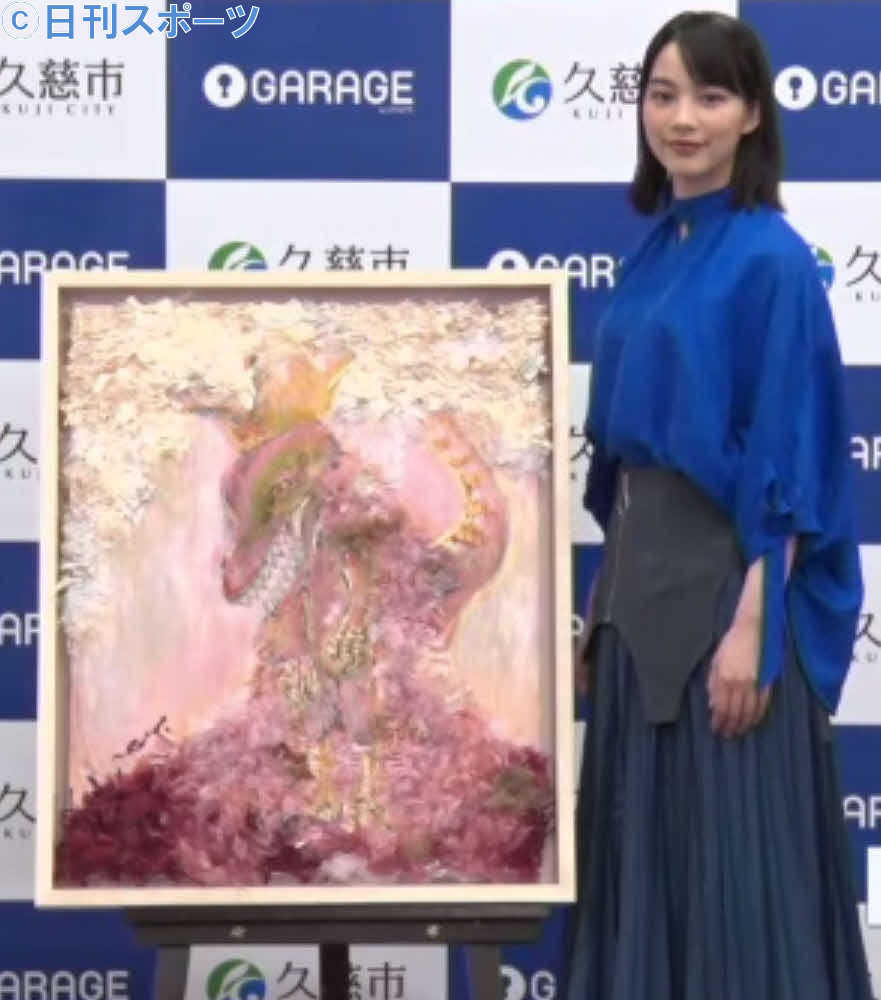 「久慈市×のん　NFT　アート贈呈式」で絵画「王様のマント」を寄贈した、のん