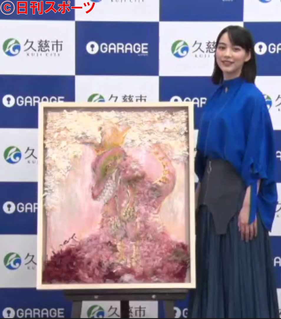 「久慈市×のん　NFT　アート贈呈式」で絵画「王様のマント」を寄贈した、のん