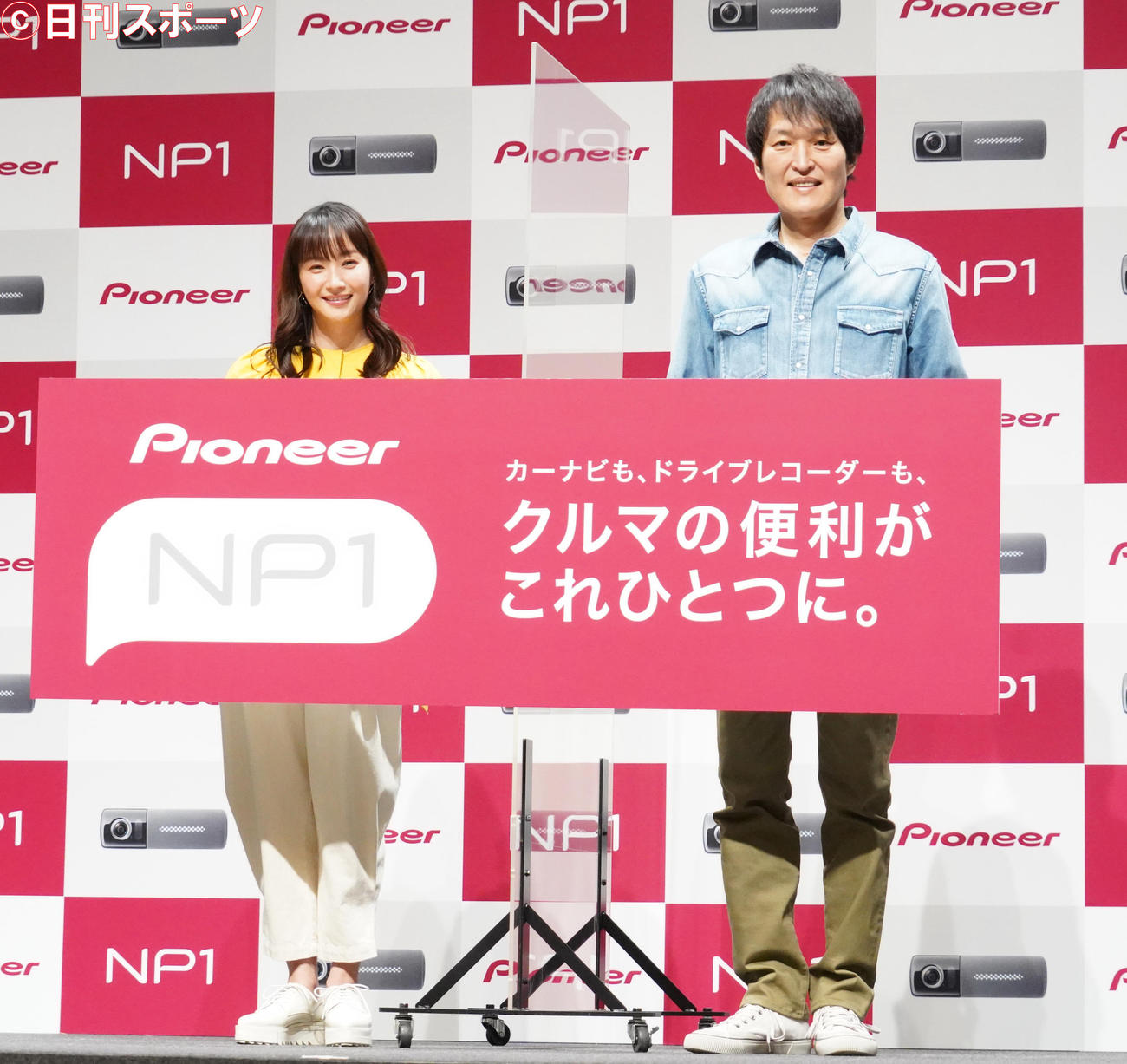 パイオニアの新事業・新商品発表会に出席した藤本美貴とお笑いコンビ、千原兄弟の千原ジュニア（撮影・佐藤成）