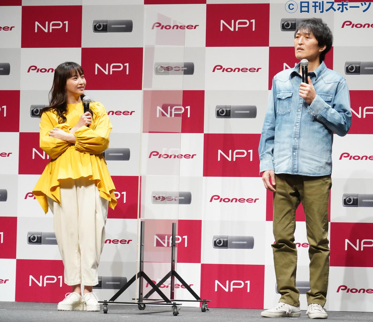 パイオニアの新事業・新商品発表会に出席した藤本美貴とお笑いコンビ、千原兄弟の千原ジュニア（撮影・佐藤成）