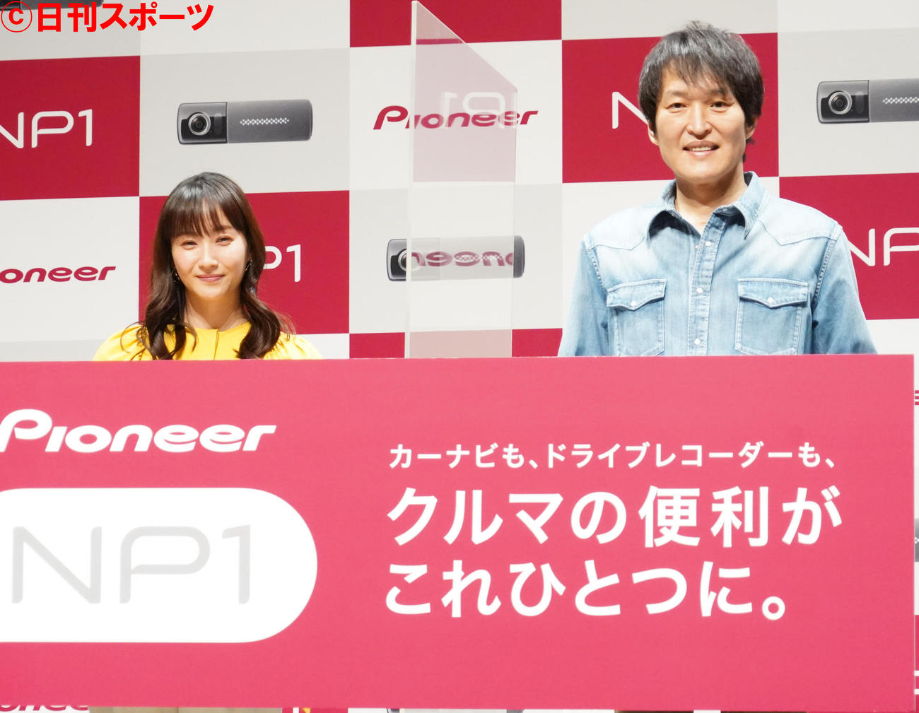 パイオニアの新事業・新商品発表会に出席した藤本美貴とお笑いコンビ、千原兄弟の千原ジュニア（撮影・佐藤成）