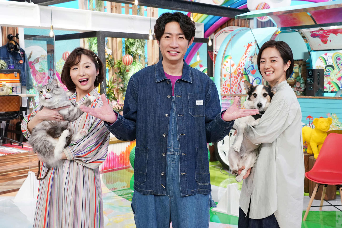 日本テレビ「I LOVEみんなのどうぶつ園」とNHK「家族になろうよ」の共同プロジェクトによって共演する、左から日本テレビの市來玲奈アナウンサー、相葉雅紀、NHKの鈴木奈穂子アナウンサー