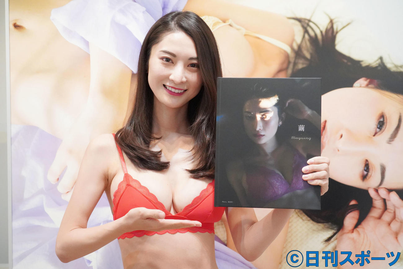 写真家・福島裕二氏とタッグを組んだ写真展「繭×福島裕二写真展－繭ing－」を開催する繭（撮影・佐藤成）
