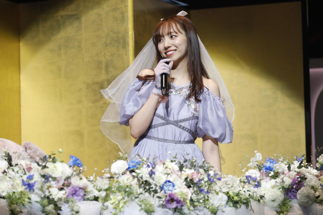 卒業セレモニー内の企画「妄想結婚式！」でドレス姿で登場した新内眞衣