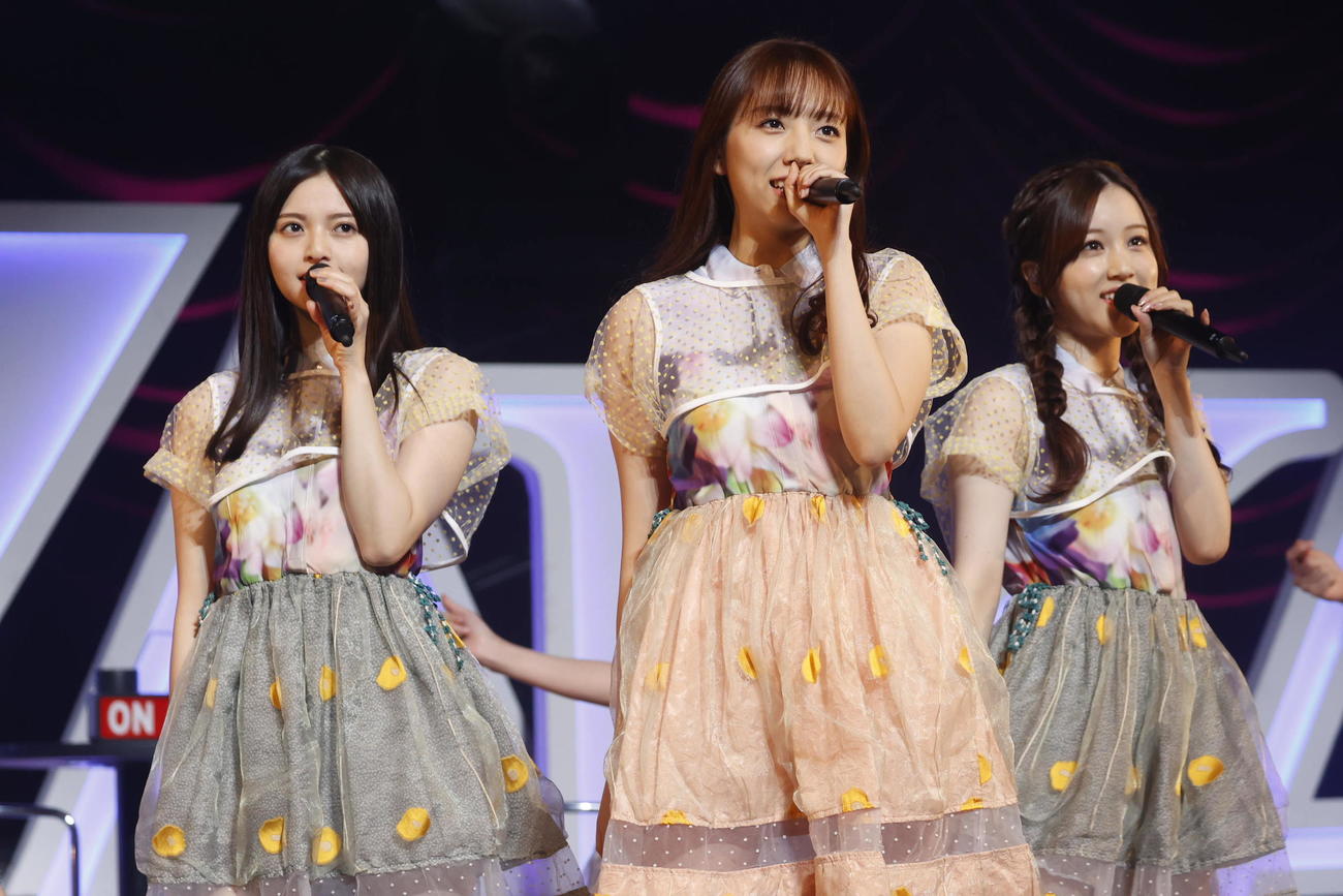 卒業セレモニーを行い、乃木坂46から卒業した新内眞衣（中央）。左は齋藤飛鳥、右は星野みなみ