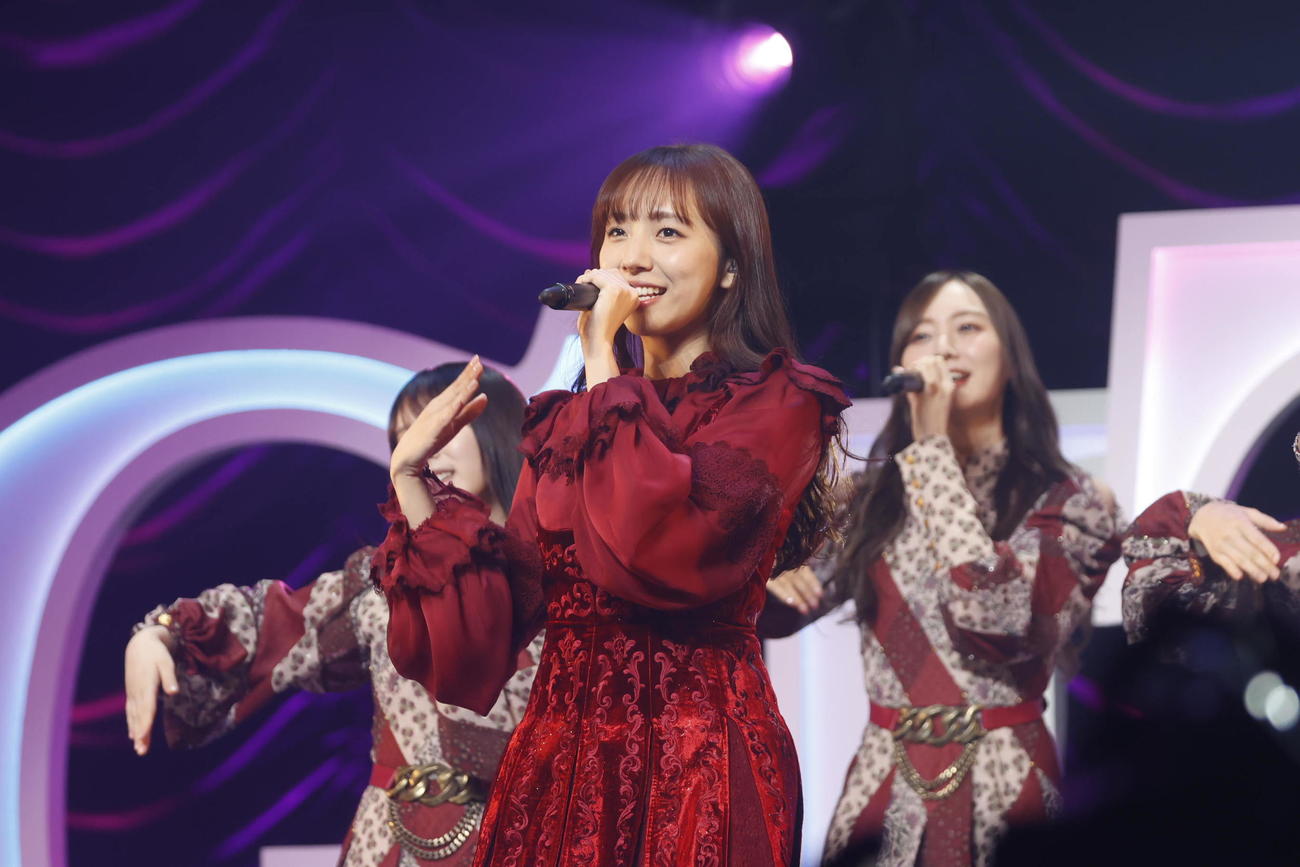 卒業セレモニーを行い、乃木坂46から卒業した新内眞衣（中央）