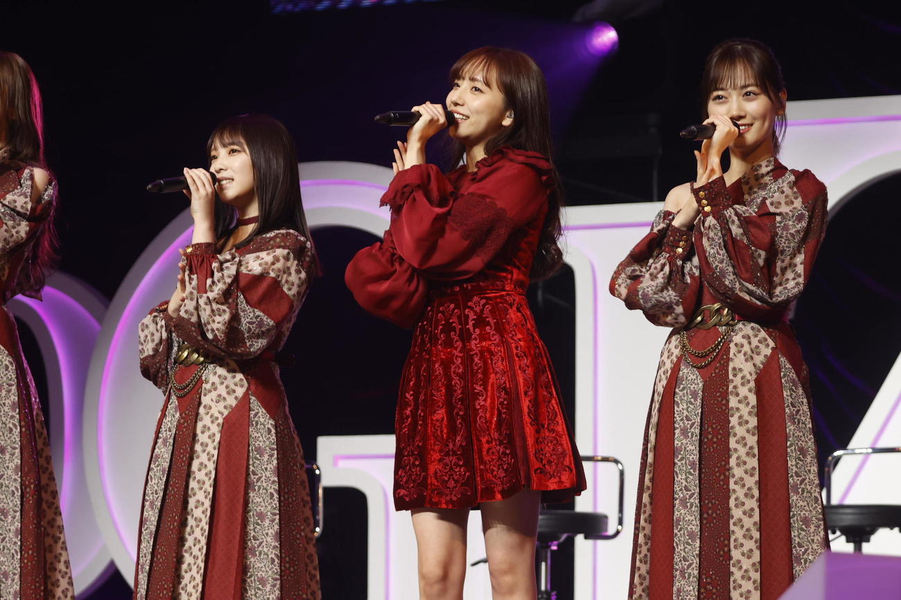卒業セレモニーを行い、乃木坂46から卒業した新内眞衣（中央）。左は与田祐希、右は山下美月