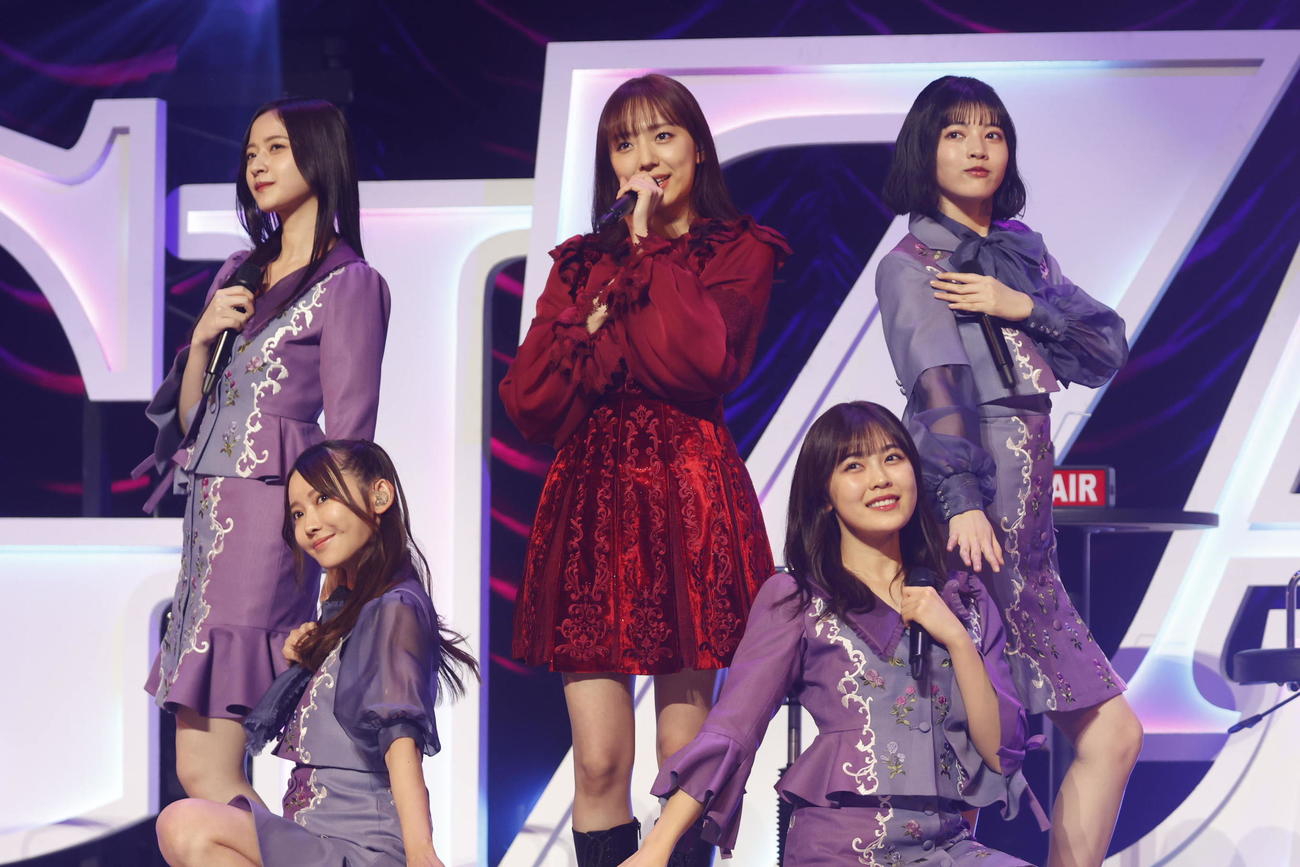 卒業セレモニーを行い、乃木坂46から卒業した新内眞衣（中央）