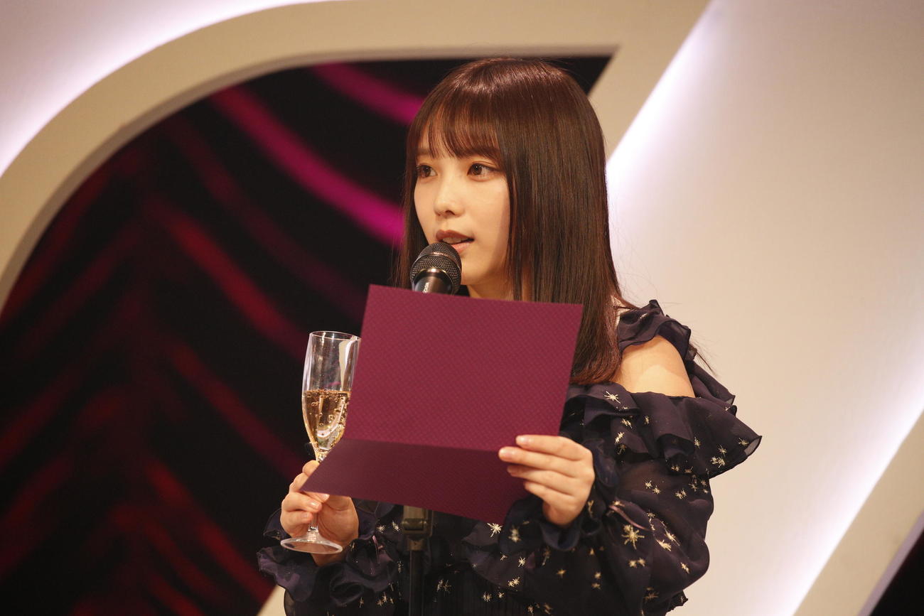 新内眞衣の卒業セレモニー内の企画「妄想結婚式！」で乾杯のあいさつを読み上げる与田祐希
