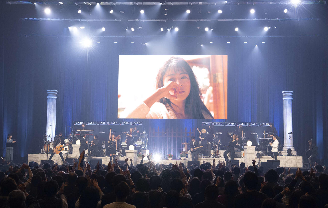 ZARD30周年イヤーを締めくくる記念ライブで「負けないで」を歌唱した出演者たち