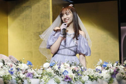 卒業セレモニー内の企画「妄想結婚式！」でドレス姿で登場した新内眞衣